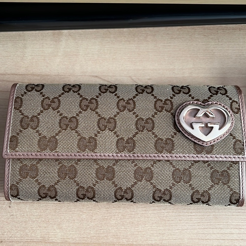 Authentic Gucci Continental wallet comes with box